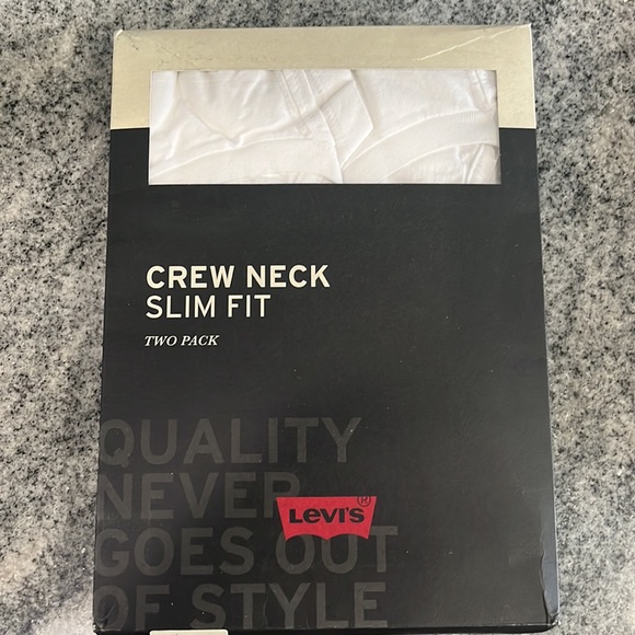 🎀NWT 2 MENS LEVIS T-Shirts - Picture 3 of 3